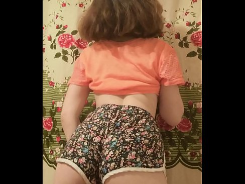 ❤️ セクシーな若いベイブがカメラでショーツを脱ぐ 美女ポルノ ❌️